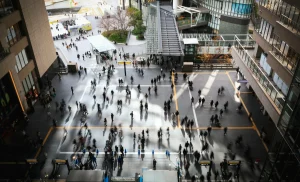 忙しそうな日本人歩行者たちの様子