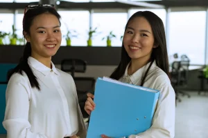 採用した2人の外国人女性が微笑んでいる