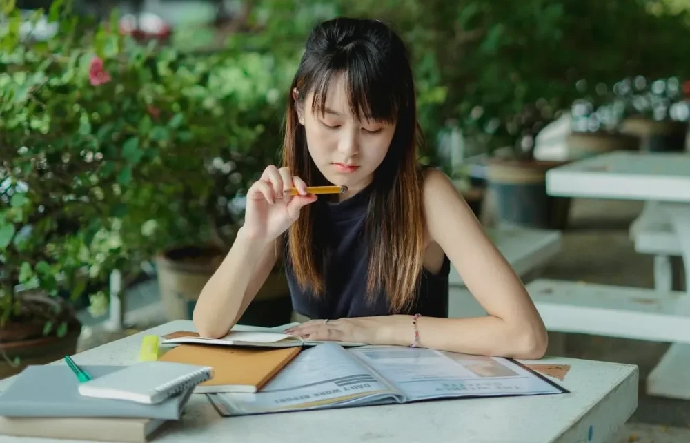 試験勉強をしている女性