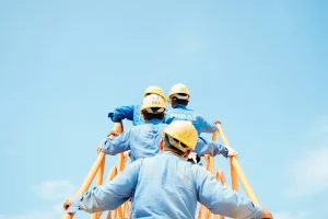 特定技能として日本で働く外国人たちの後ろ姿