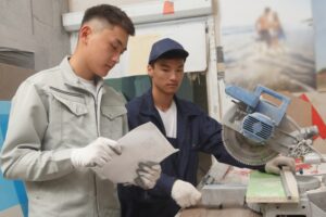 日本の技能実習生たちが作業している様子