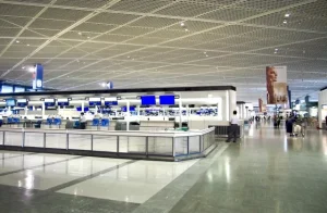 日本の成田空港の出発ロビー