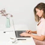 パソコンで仕事をしている外国人女性