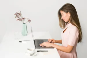 パソコンで仕事をしている外国人女性