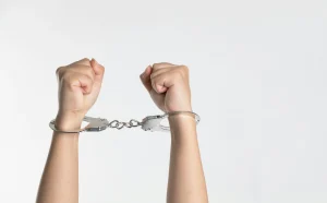 不法就労で逮捕された人の腕