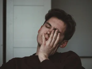 不法就労を隠している外国人男性