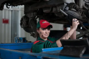 日本で働く自動車整備士の外国人女性