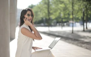 高度人材として日本で働く外国人女性が仕事で電話をかけている姿