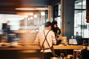 日本のカフェでアルバイトをしている外国人留学生の後ろ姿