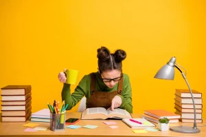 「ざっくり」という言葉を本で調べている女性