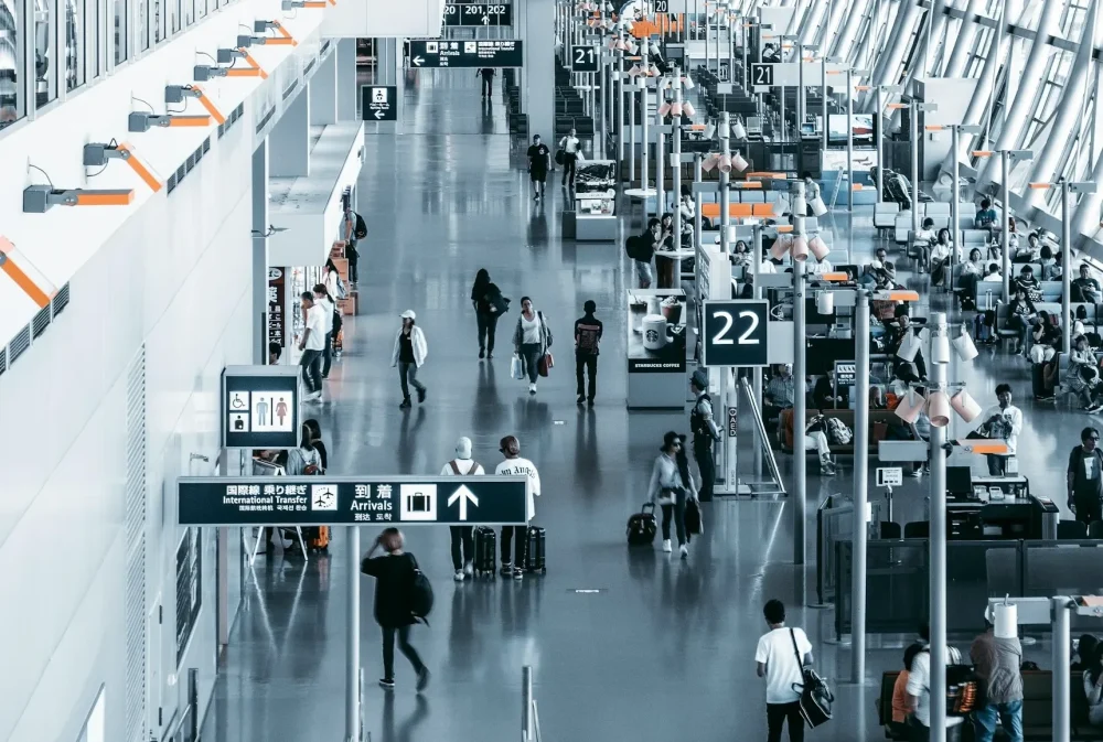 日本の空港ロビーの様子