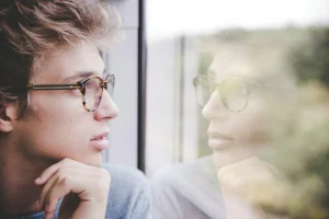 疑問に思い考えている外国人男性の様子