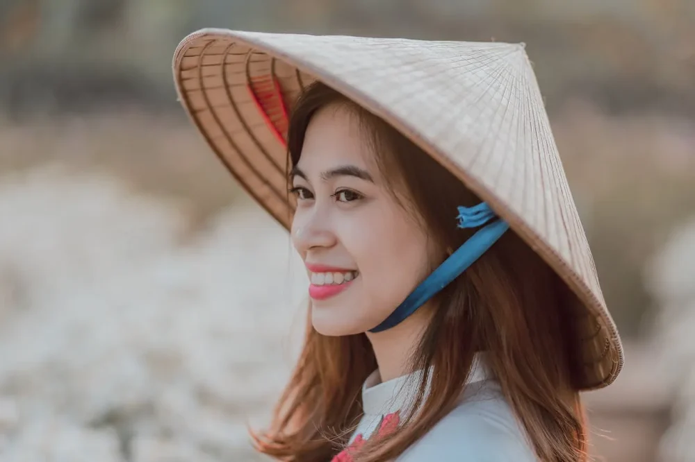 ノンラーを被って微笑んでいるベトナム人女性