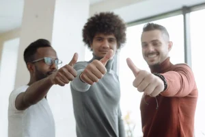 グーサインをしている外国人男性３人