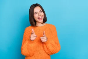 笑顔の女性が「ケツがある」という言葉を解説している