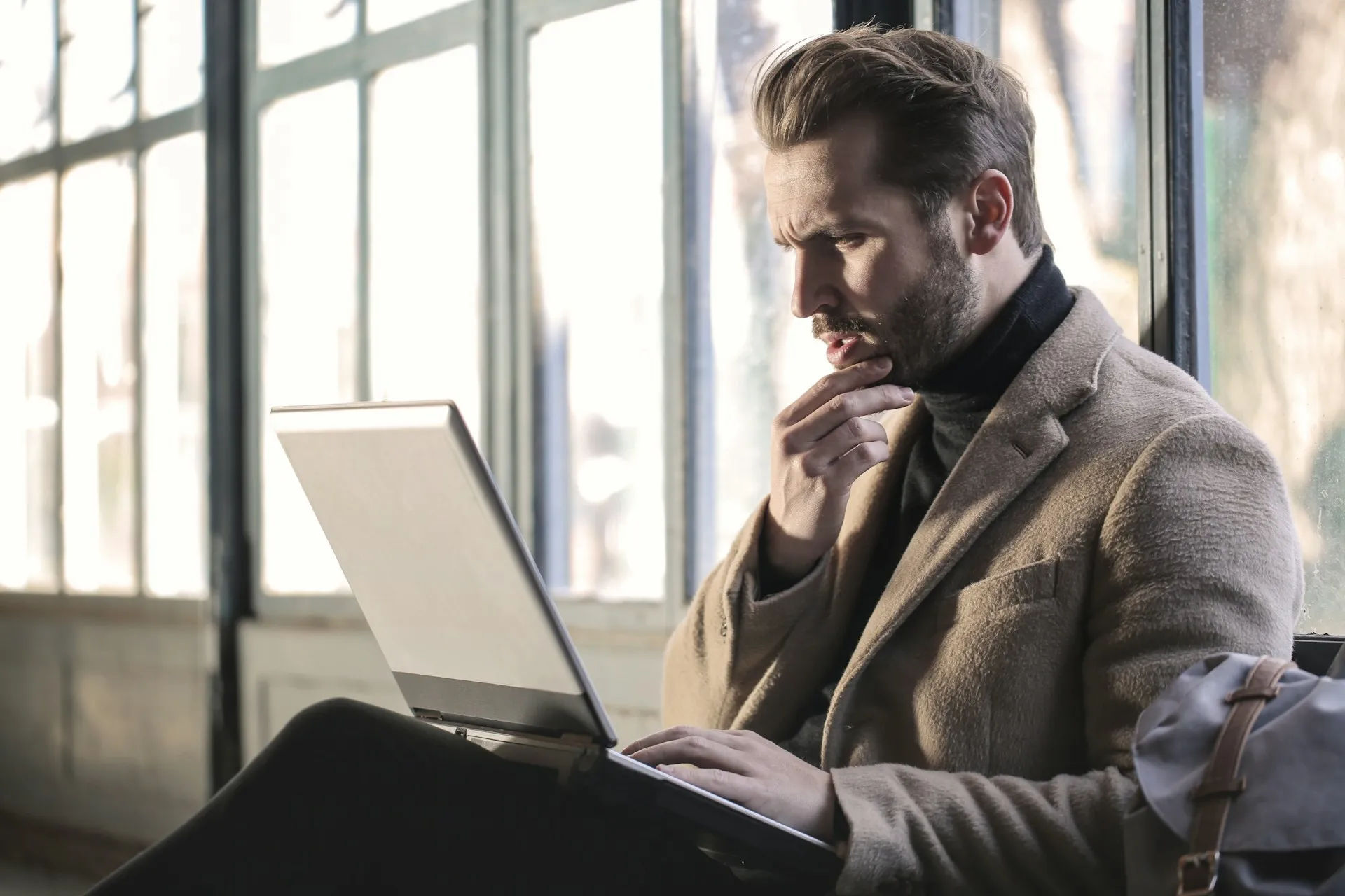 「うまい話」を聞きPCで調べている男性