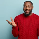 笑顔の男性が「たたき台」の意味を解説している