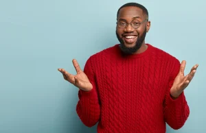 笑顔の男性が「たたき台」の意味を解説している