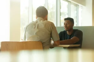 ビジネスの会話をしている男性