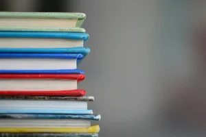 カラフルな本が積み重なっている