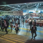 東京の駅の構内の様子