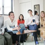 日本のシェアハウスでくつろいでいる外国人と日本人たち