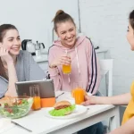日本のシェアハウスに住んでいる外国人女性たちが食事をしている様子