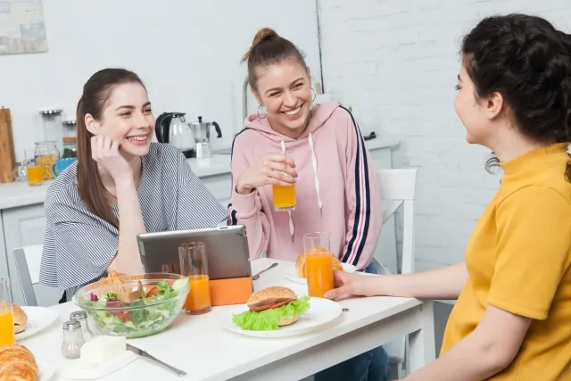 日本のシェアハウスに住んでいる外国人女性たちが食事をしている様子