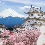 日本の富士山を背景に姫路城と桜が満開の風景