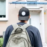 ゲストハウスの前に立っている外国人男性の後ろ姿