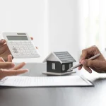 外国人が日本で不動産を購入している場面
