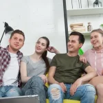 日本のシェアハウスに住む男女が写真をとっている様子