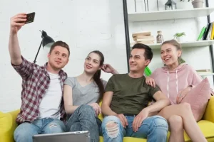 日本のシェアハウスに住む男女が写真をとっている様子