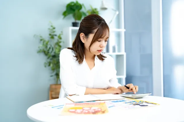 お給料を計算している女性