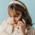 緊急で電話をかけている女性