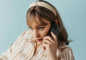 緊急で電話をかけている女性