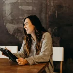 日本語「〜たい」について勉強している女性