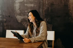 日本語「〜たい」について勉強している女性