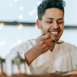 ハラール料理を食べているムスリム教徒の男性