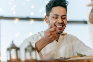 ハラール料理を食べているムスリム教徒の男性