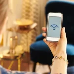 スマホとwifiを繋いでいる外国人女性