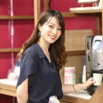オフィスで福利厚生のコーヒーを入れる女性社員
