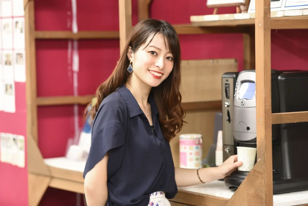 オフィスで福利厚生のコーヒーを入れる女性社員