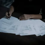 書類を作成している女性