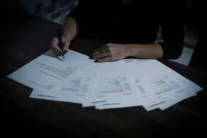 書類を作成している女性