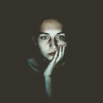 ブラック企業で疲弊している外国人女性