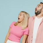 「やばい！」と驚いている男女