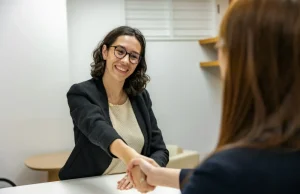 日本で転職活動中の外国人女性が面接を受けている様子