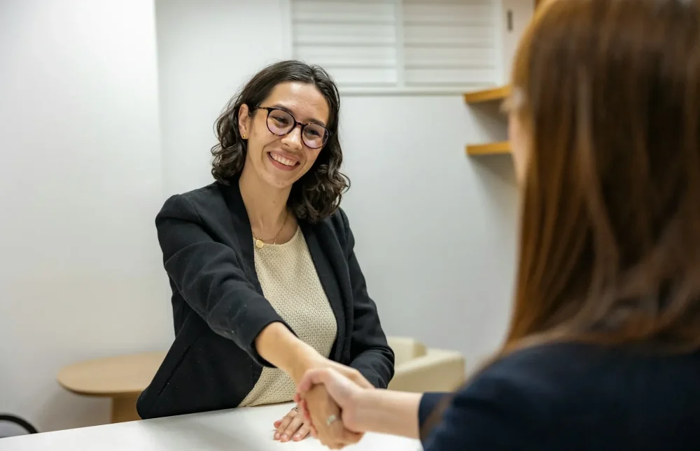 日本で転職活動中の外国人女性が面接を受けている様子