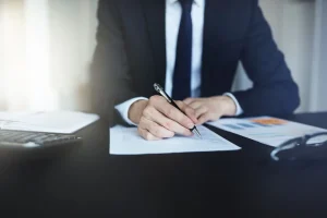 書類を作成している男性